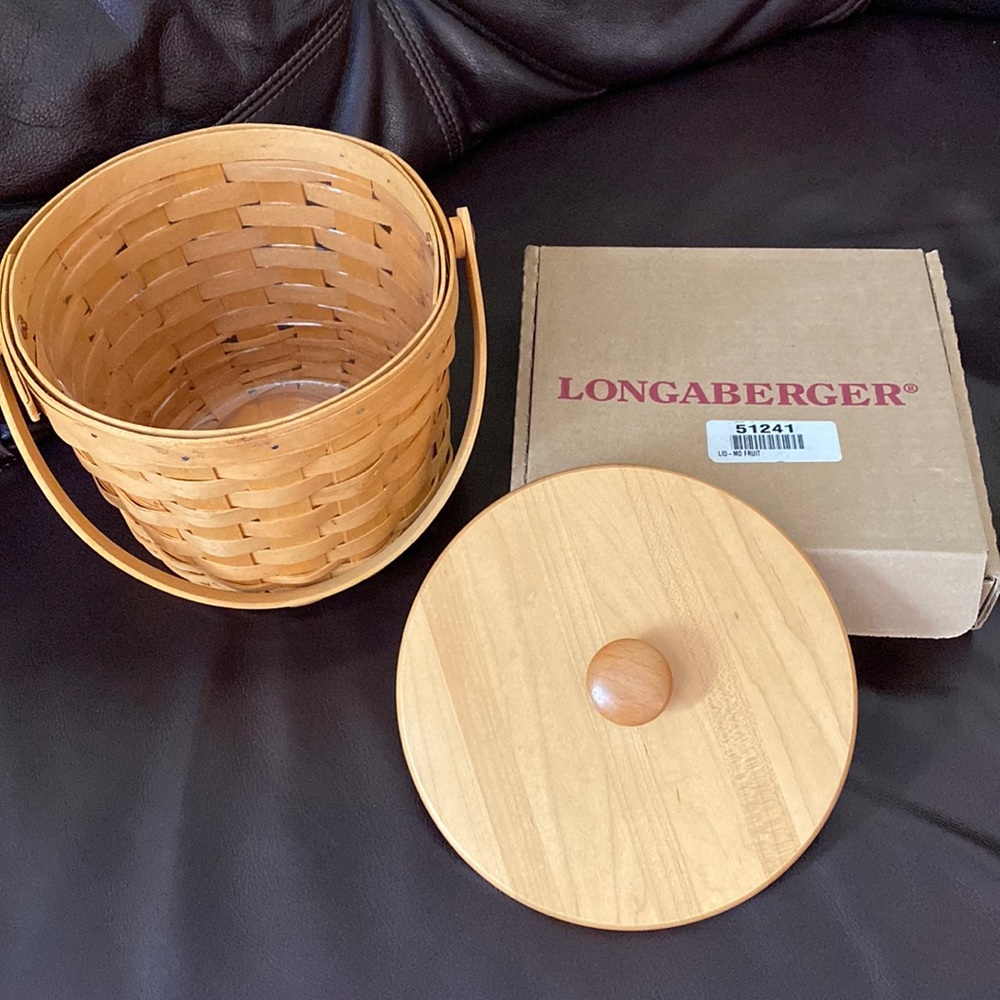 Longaberger EUC sz M fruit basket w/liner and lid